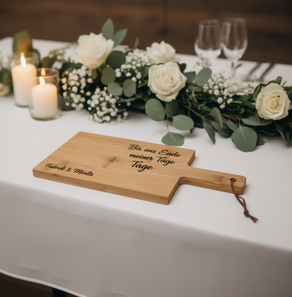 Bambus Schneidebrett mit Griff und Leder Anhänger | 35 cm x 17 cm [Personalisierbar]